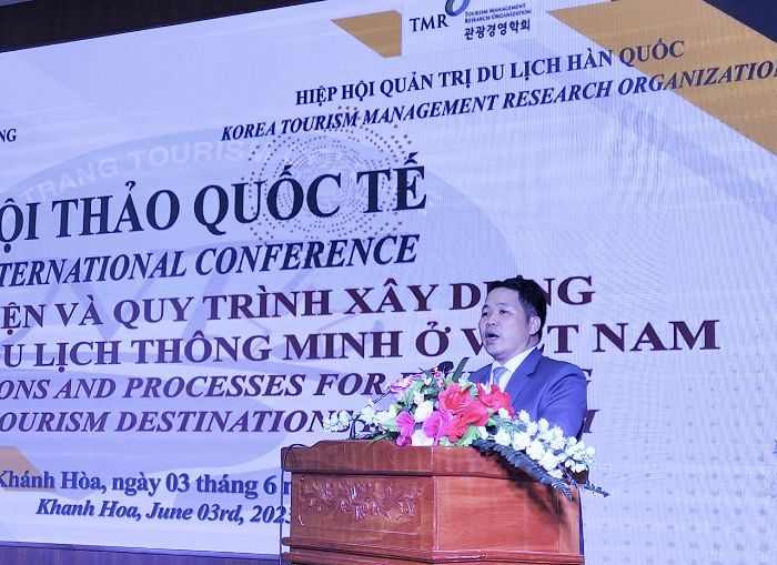 Ông Nguyễn Doãn Thành – Hiệu trưởng Trường Cao đẳng Du lịch Nha Trang phát biểu tại hội thảo